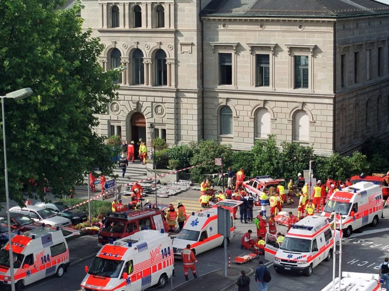 Pocos minutos después del tiroteo: cientos de efectivos de los servicios de emergencia y de seguridad frente al edificio del Gobierno de Zug, donde el agresor, vestido con un uniforme de policía, irrumpió en la sala del consejo.