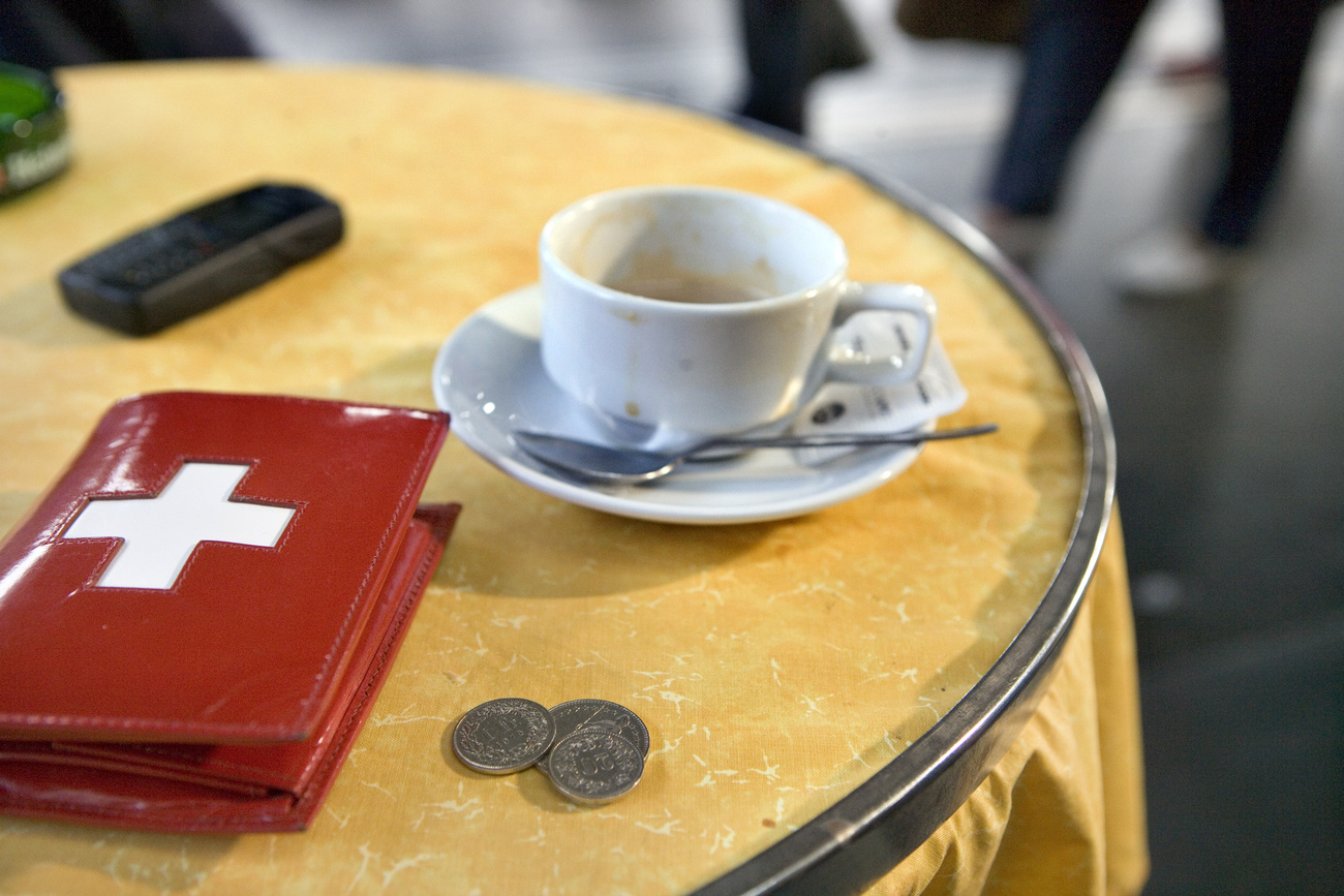 eine rote Brieftasche mit dem Schweizer Kreuz auf einem Tisch