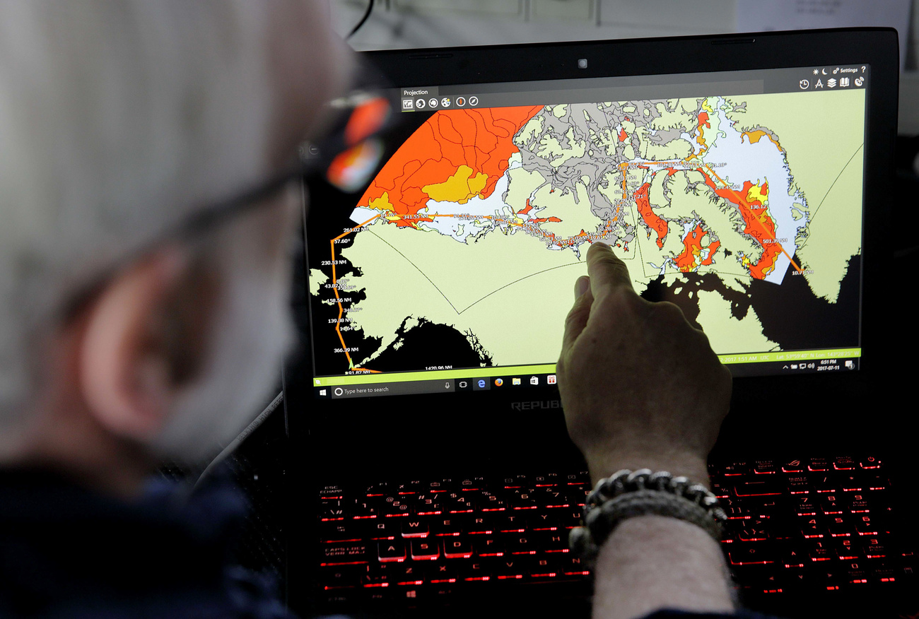 Un homme devant un écran de radar
