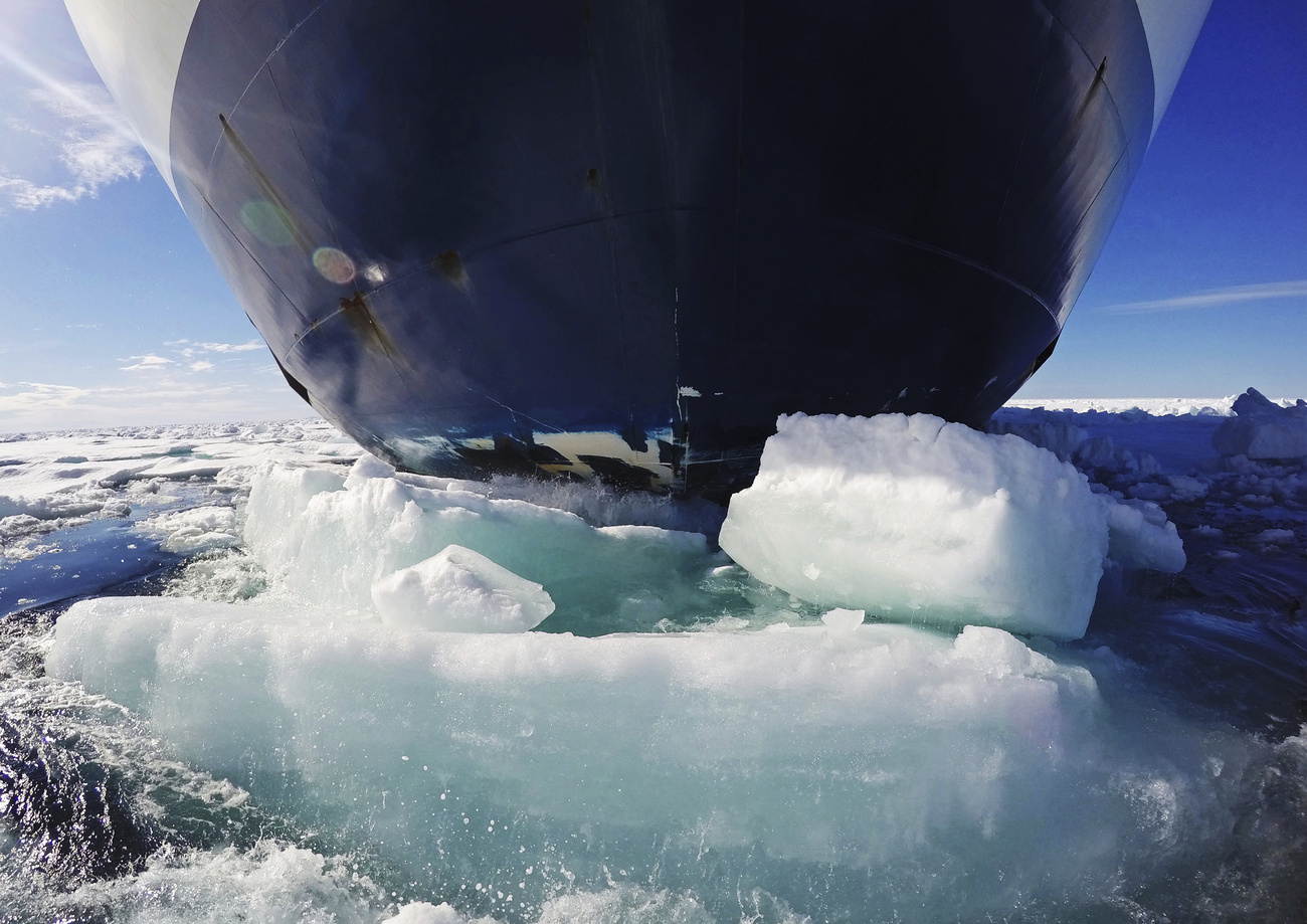 Ein Eisbrecher von unten fotografiert