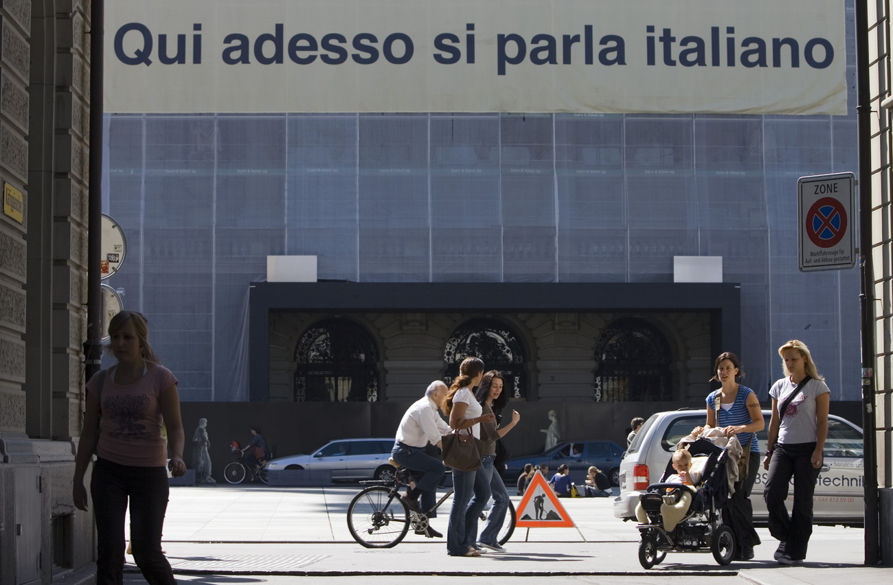 Uno striscione appeso al Palazzo federale invoca la lingua italiana, probabilmente con un riferimento all'italiano come lingua comune nei cantieri