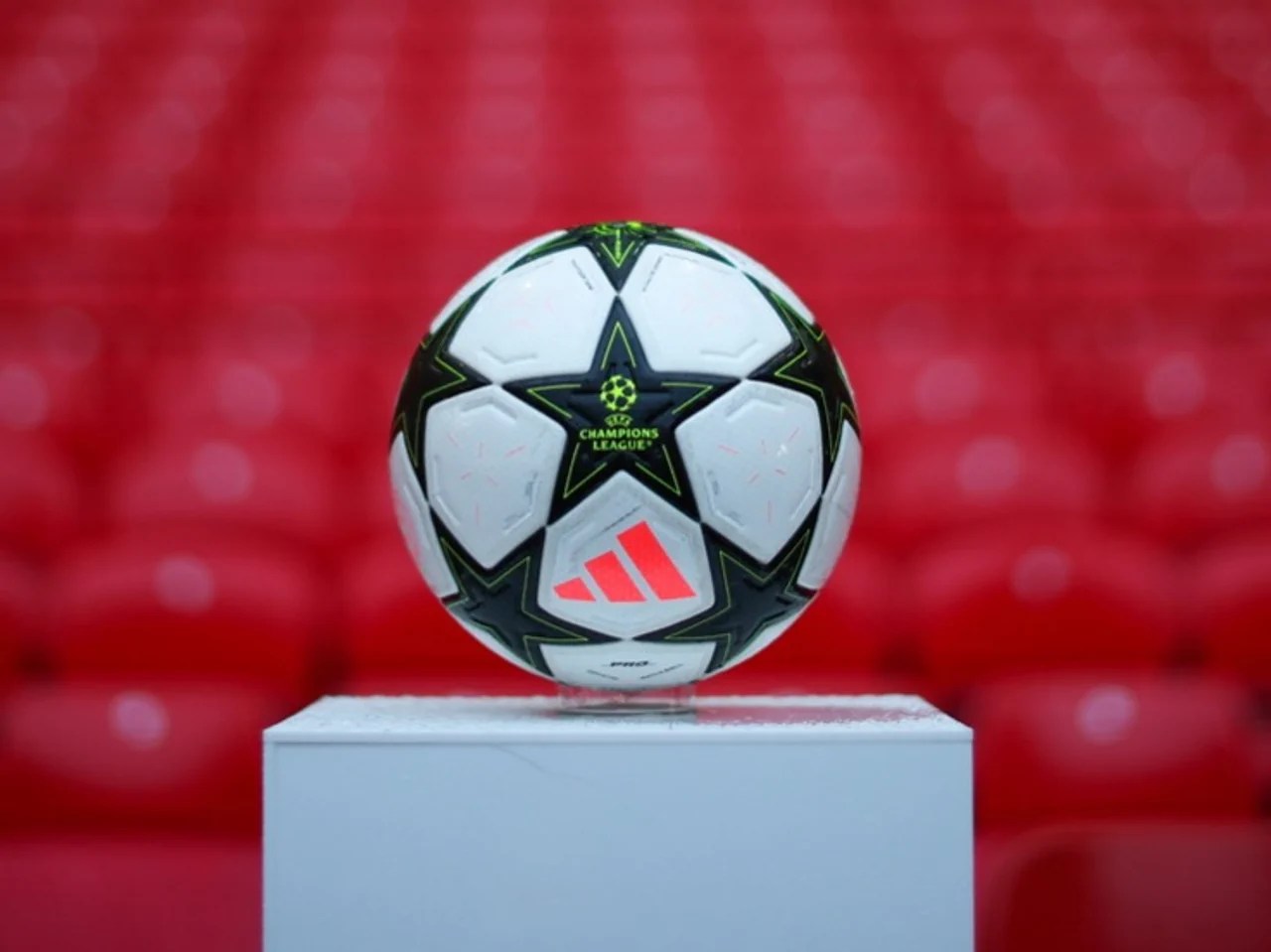 Un pallone da calcio con la scritta "UEFA Champions League"