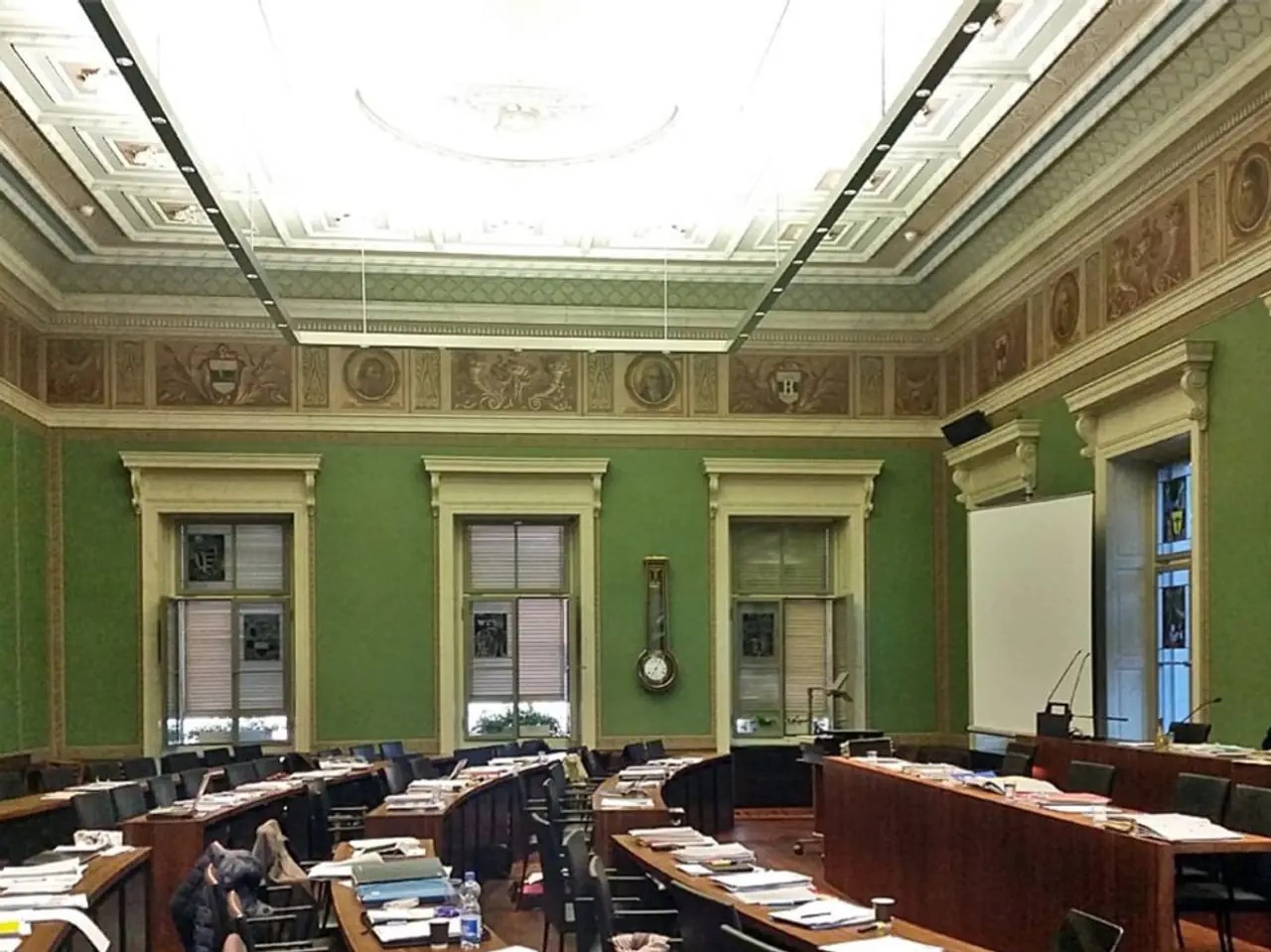 La sala del Consejo Cantonal de Zug tras la profunda renovación de 2004: tras el atentado, el Consejo se reunió provisionalmente en el edificio de la policía (fotografía de 2015).