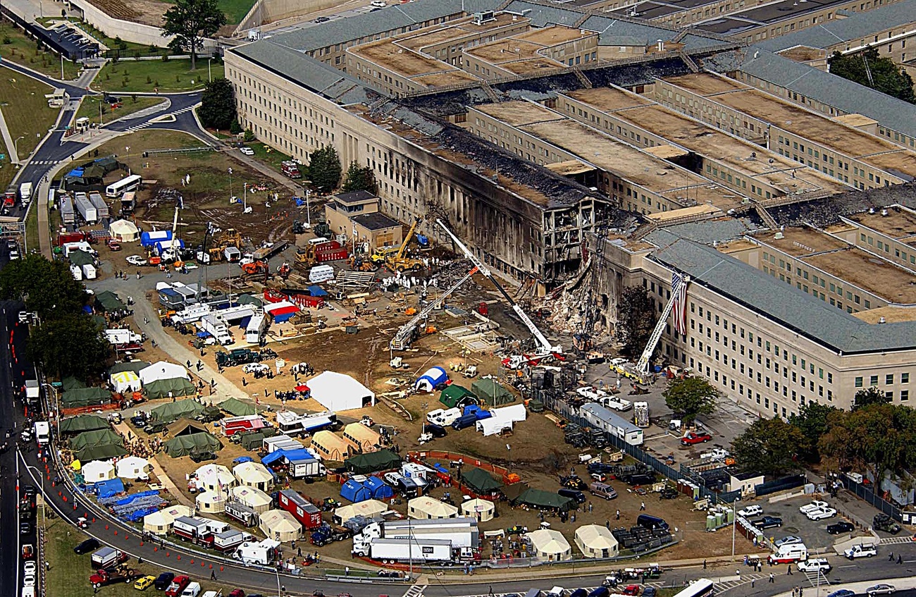 En Washington, el vuelo 77 de American Airlines, que había sido secuestrado, se estrella contra el Pentágono, la sede del Ministerio de Defensa.