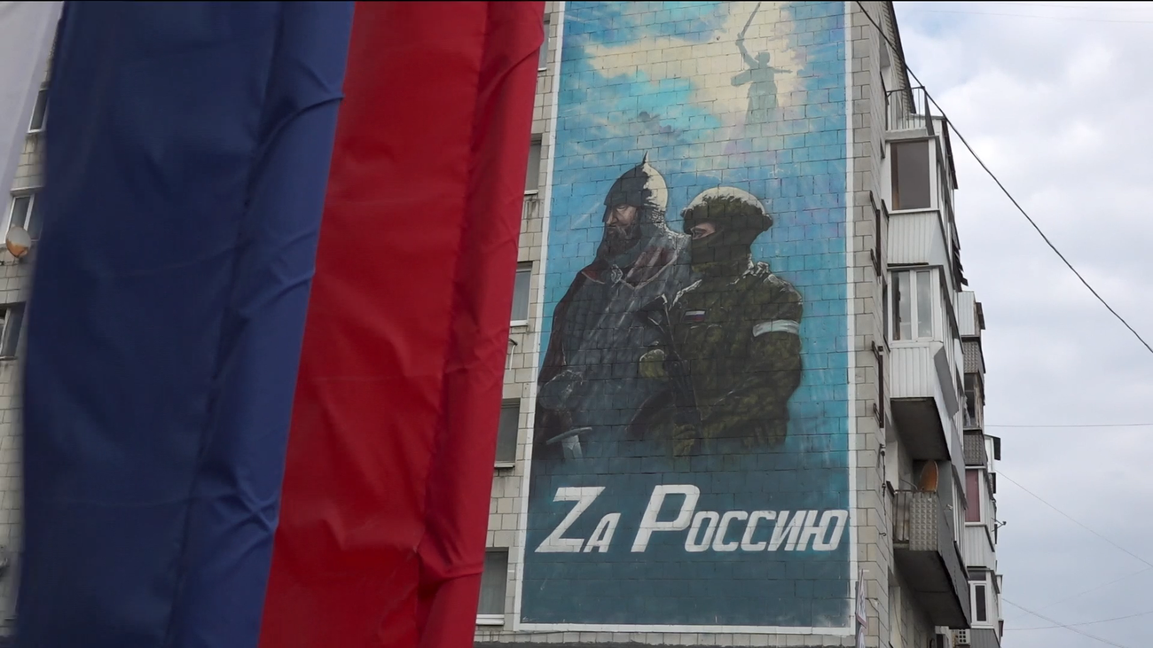 "Per la Russia" scritto sul muro di un palazzo.