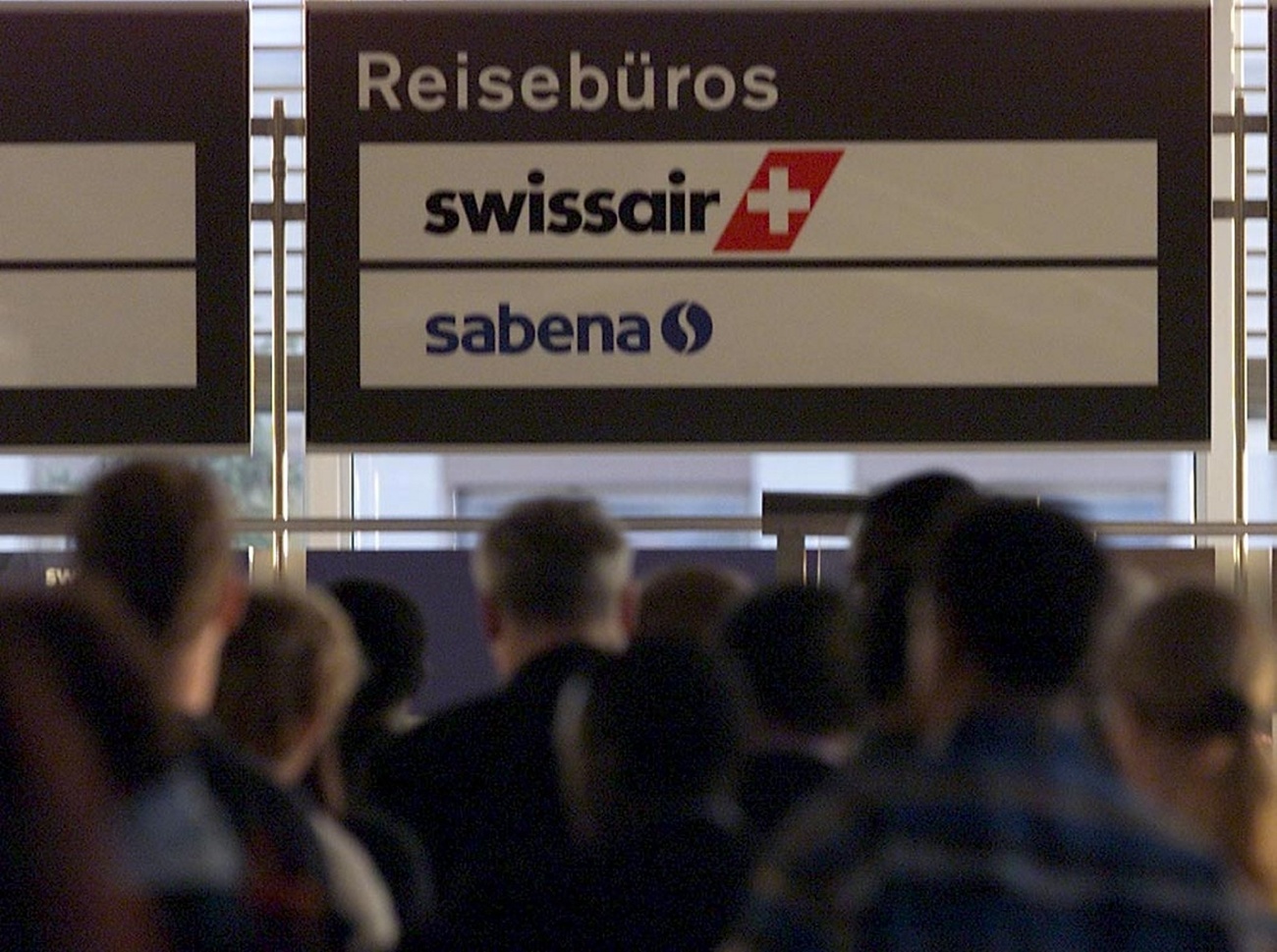 Cartel de Sabena debajo del cartel de Swissair