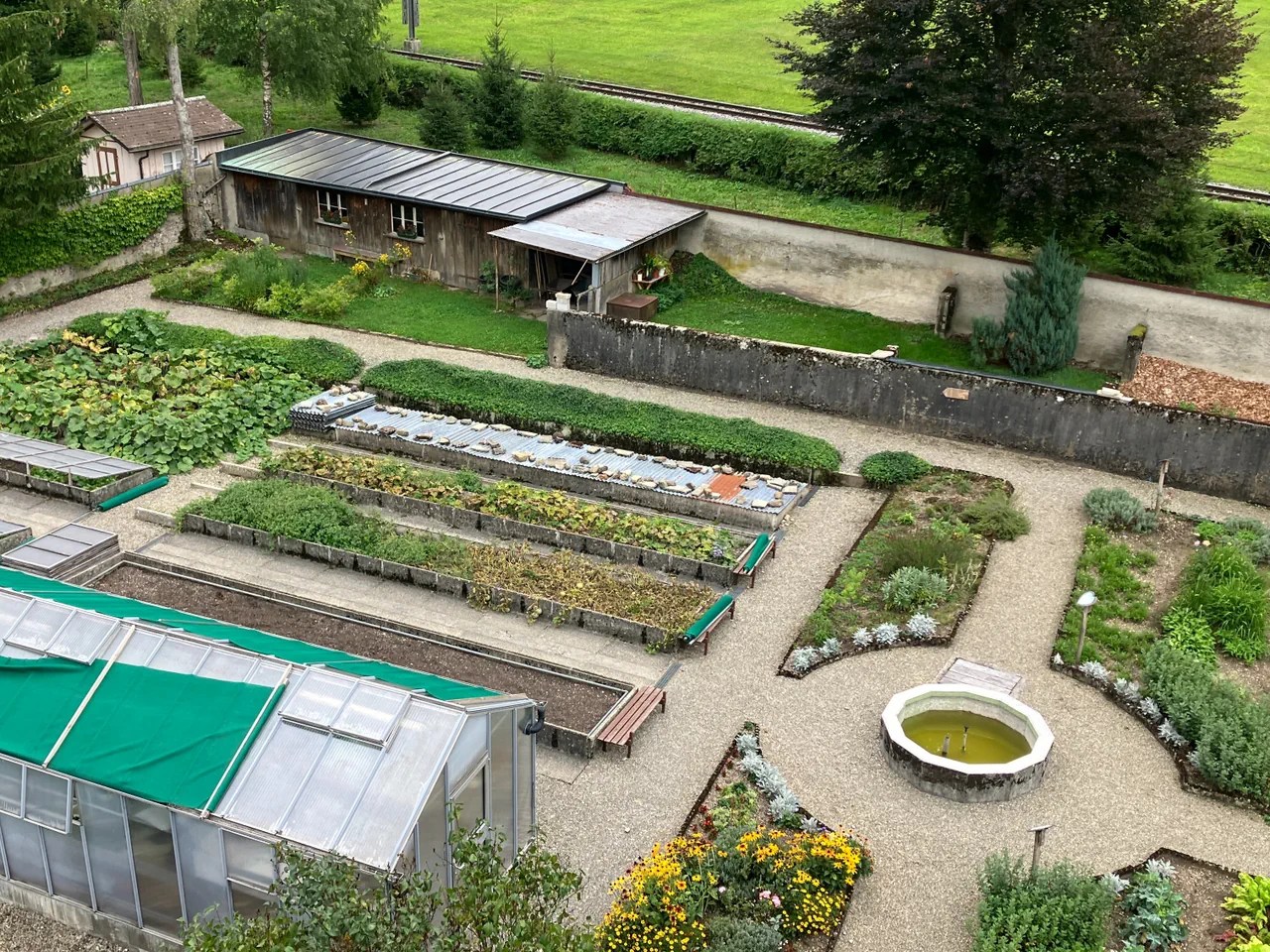 Le jardin du couvent de Jakobsbad, entretenu avec amour, où les sœurs cultivent leurs plantes médicinales et leurs légumes.