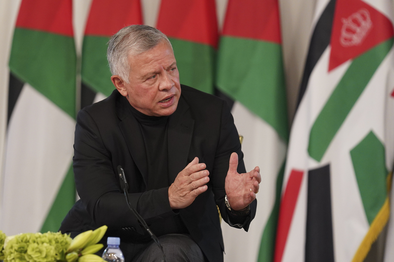 العاهل الأردني الملك عبد الله الثاني خلال لقاء مع زعماء عشائر في القسطل، جنوب عمّان، 4 أكتوبر 2021.