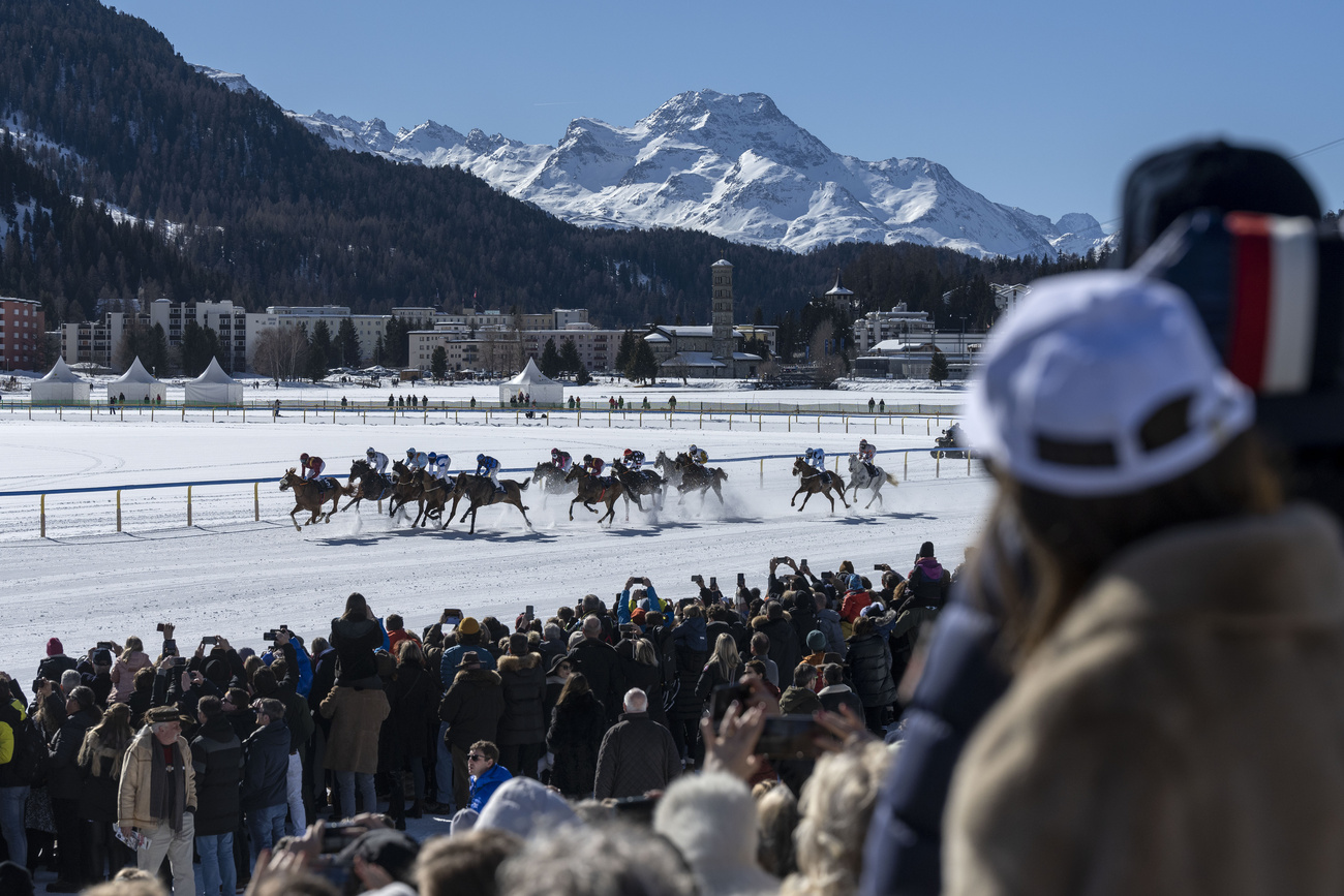 Blick auf das White Turf-Pferderennen auf dem zugefrorenen See