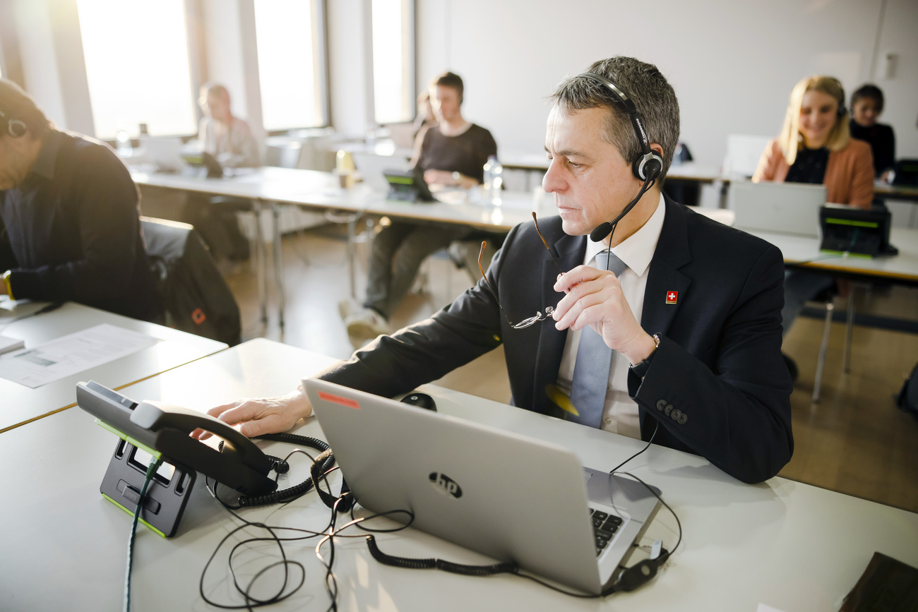 Cassis al telefono per la catena della solidarietà