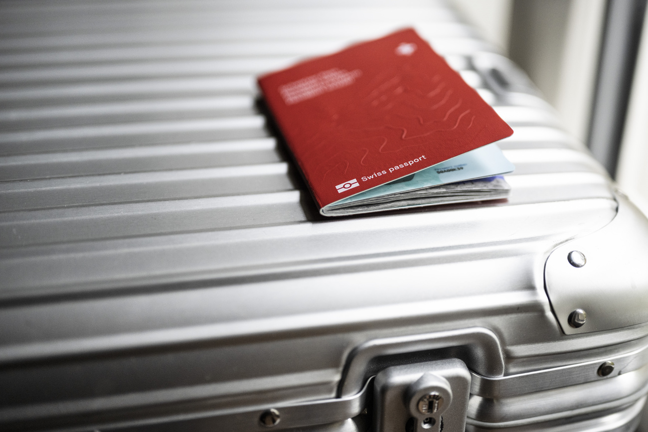 passaporto svizzero su valigia color argento