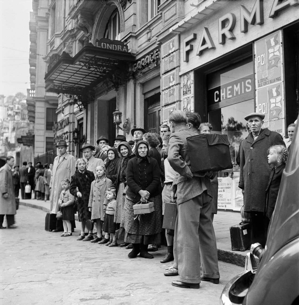 سكان الدانوب السوابيون ينتظرون في جنوة، إيطاليا، في مايو 1951 لمواصلة رحلتهم إلى البرازيل.