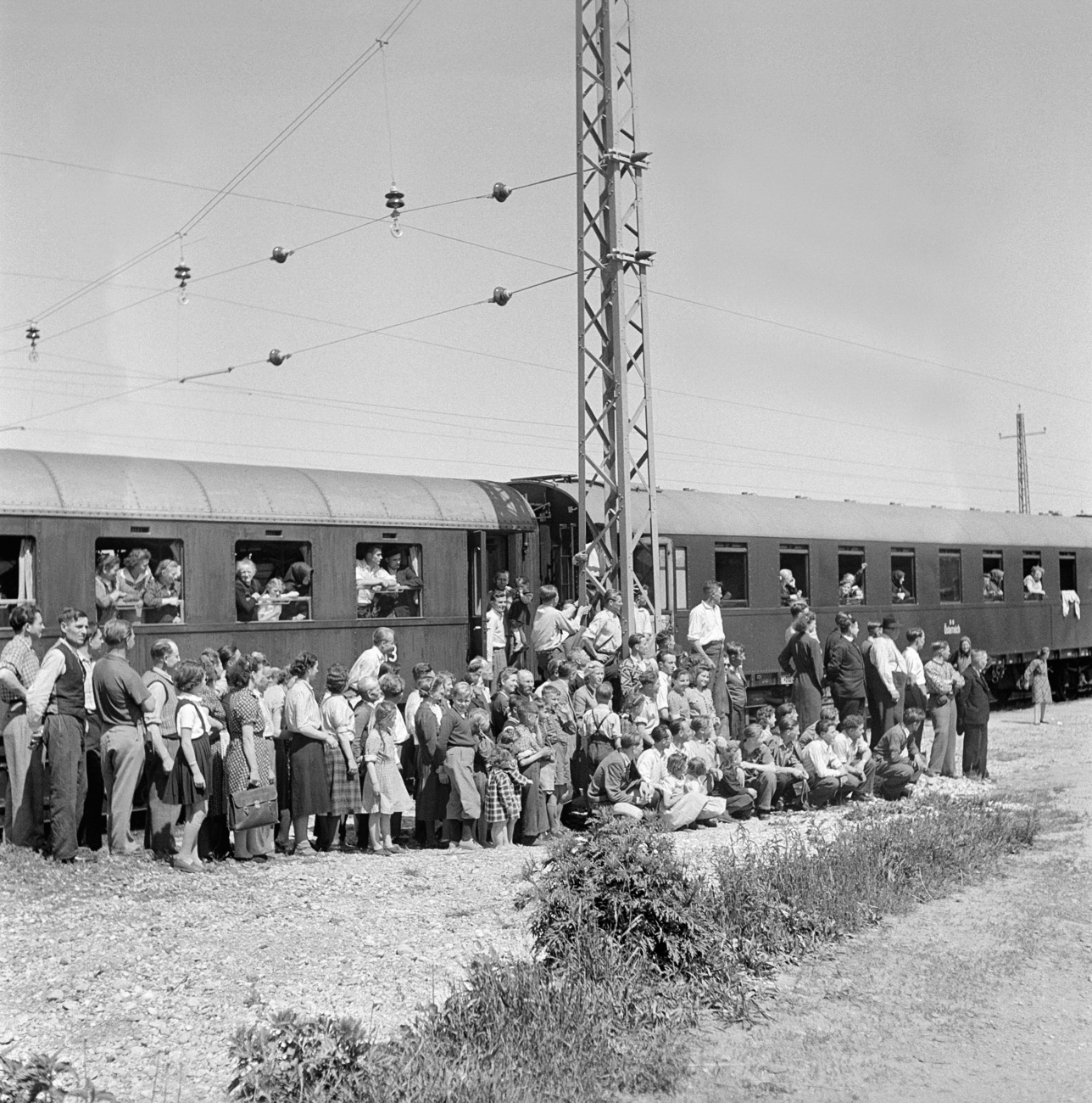 ينتظر سكان منطقة الدانوب السوابيون في مدينة لينز بالنمسا، في مايو 1951، مغادرة القطار الذي سيقلهم إلى أحد موانئ البحر الأبيض المتوسط، حيث سيهاجرون منه إلى البرازيل.