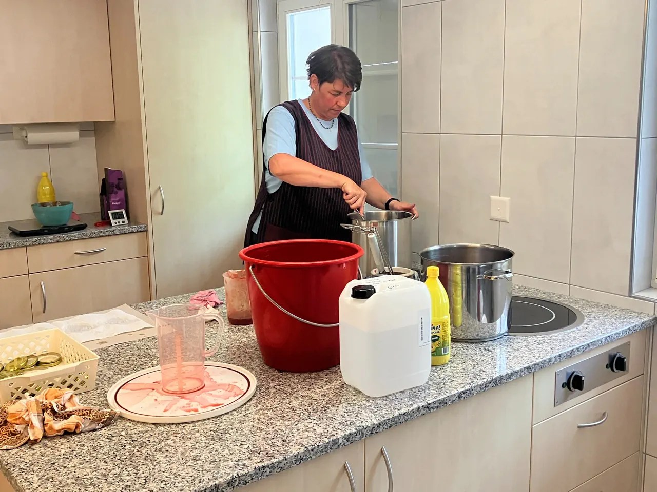 Des bénévoles apportent un soutien actif aux sœurs dans la fabrication de confitures et de gelées maison.