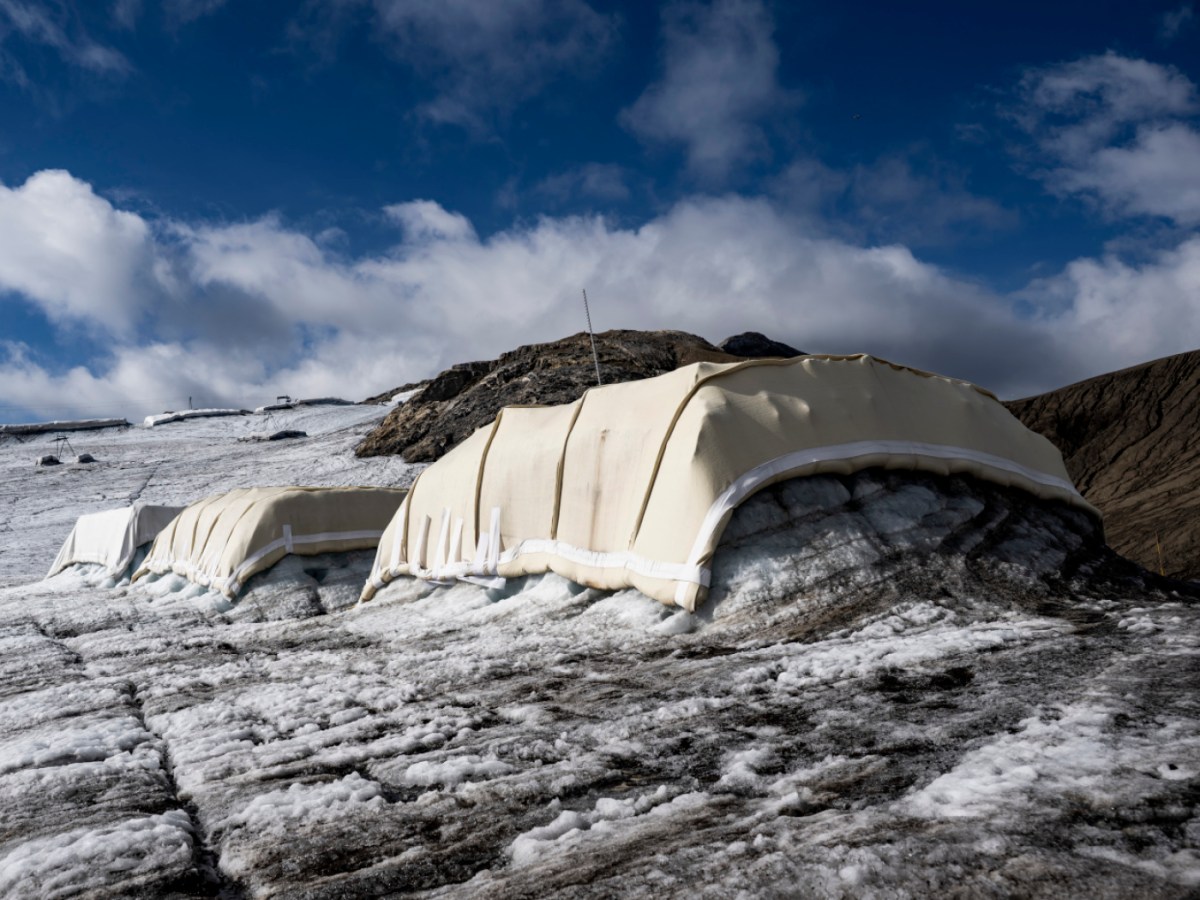 Swiss NGO uses woollen blankets to reduce glacier melt