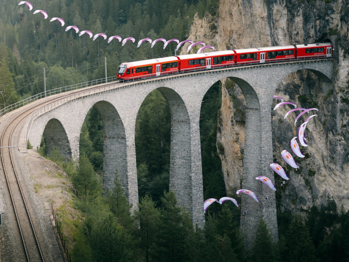 GR: Paraglider flies around the Landwasser Viaduct