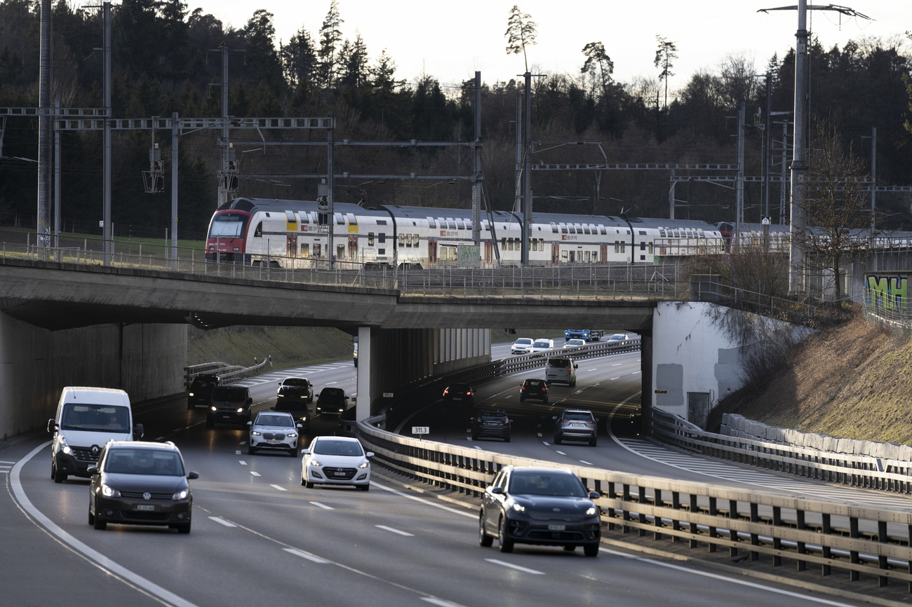 Un viadotto ferroviario sopra l'autostrada.