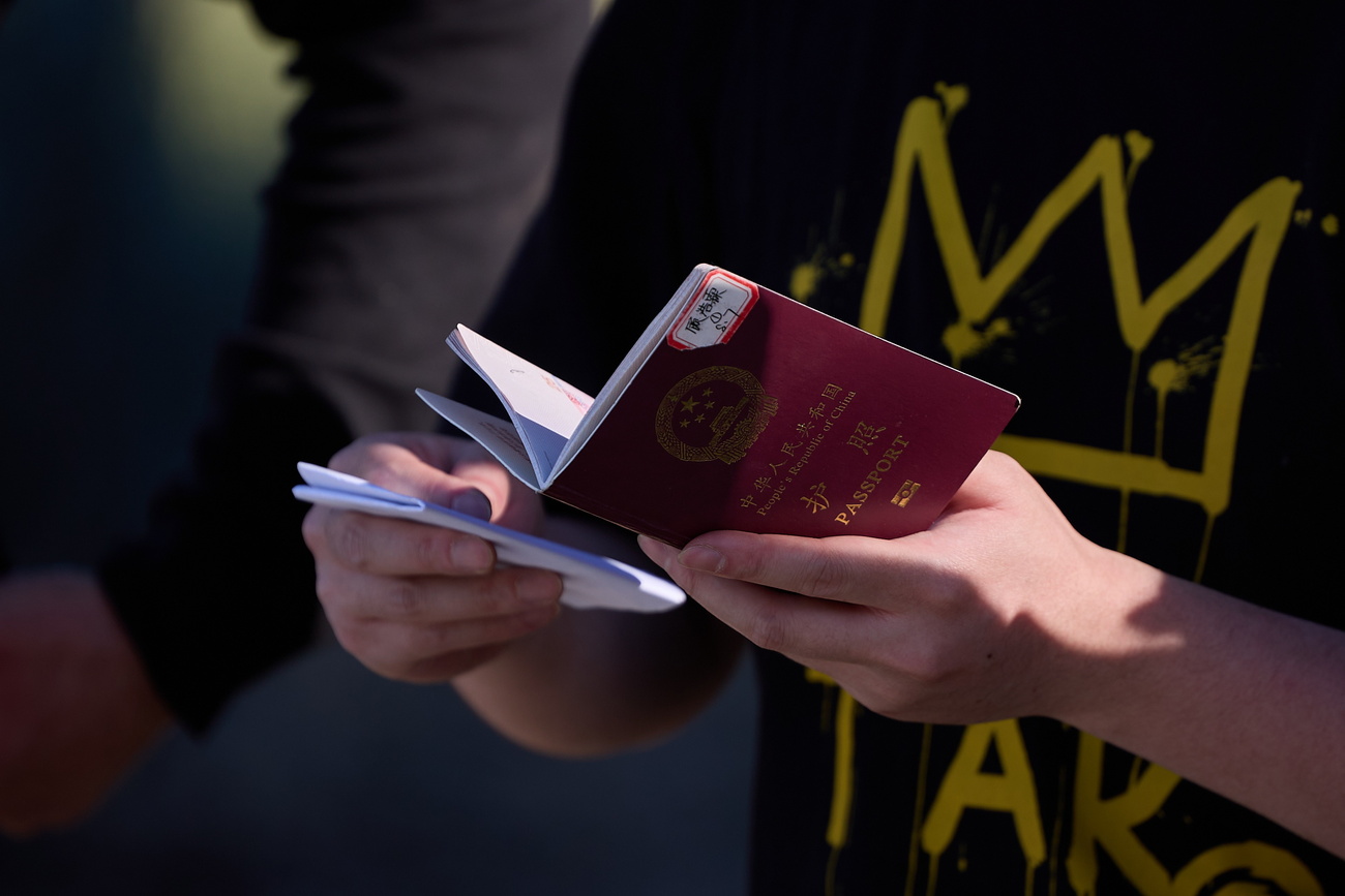 即使持有中国护照，也不能确保一定能够出国旅行。