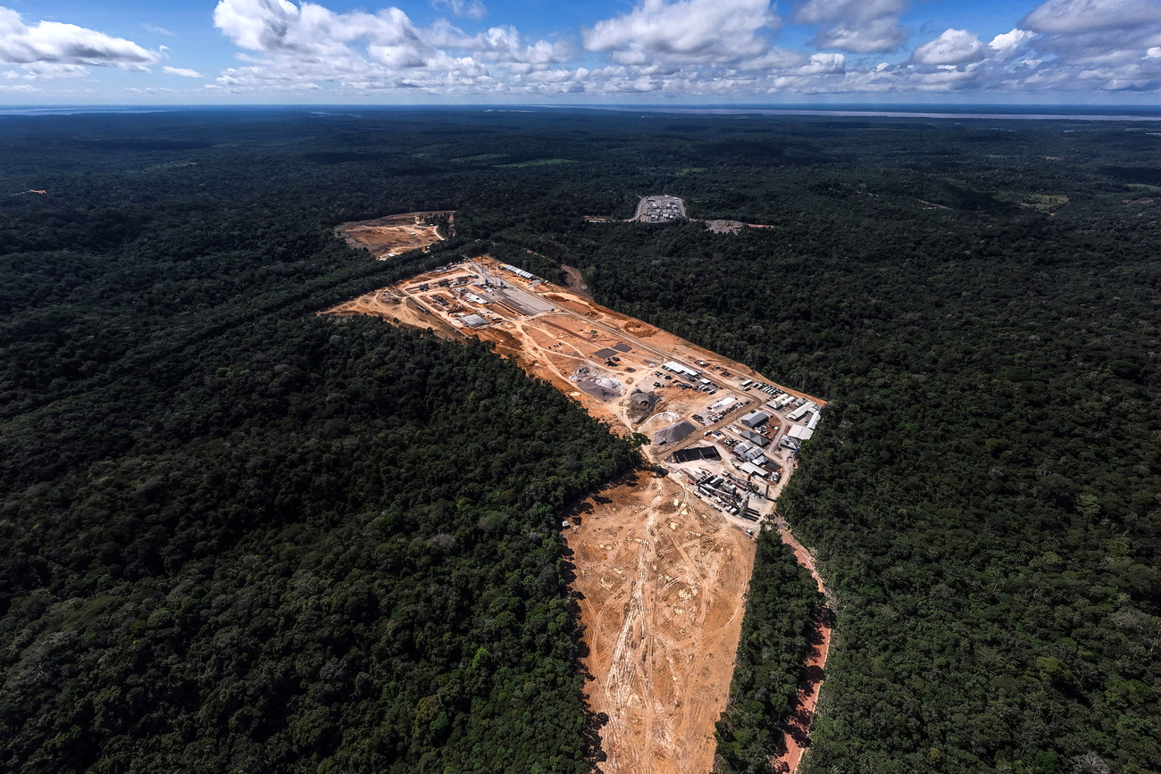 Vista aérea de una zona deforestada donde se encuentran dos centrales termoeléctricas de Eneva, en la selva amazónica de Brasil.