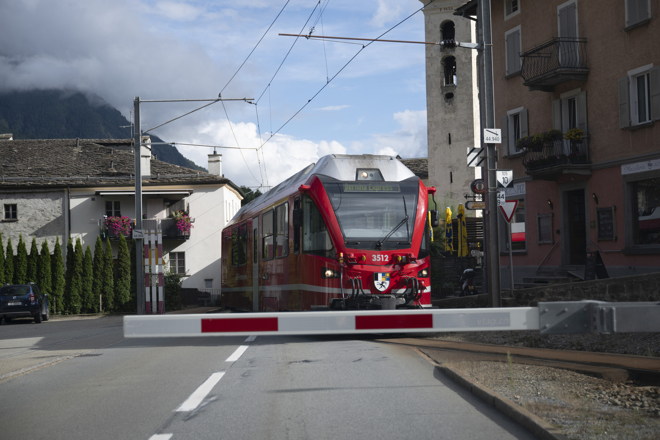 Il Bernina Express nel villaggio di Poschiavo.
