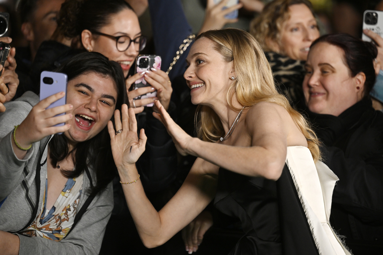 US actress Amanda Seyfried, surrounded by fans (or ‘content creators’?) on the Green Carpet during the ZFF 2025.