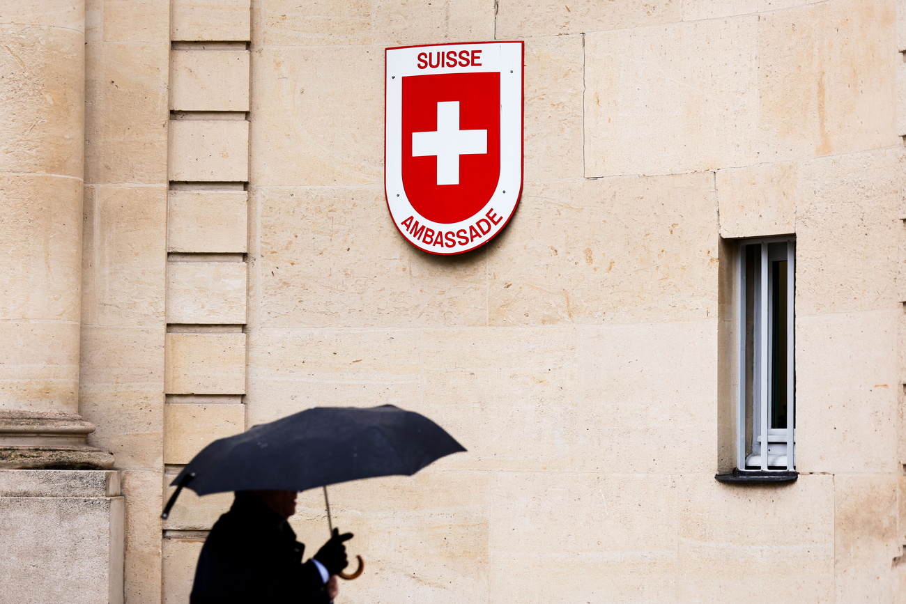 Wappen der Schweiz am Botschaftsgebäude in Paris
