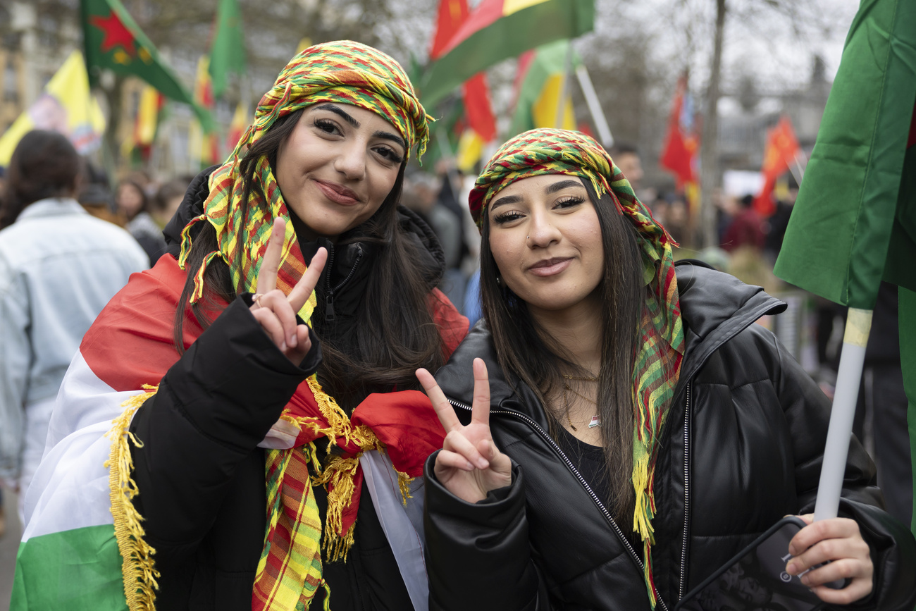 Deux manifestantes pour l’autonomie kurde