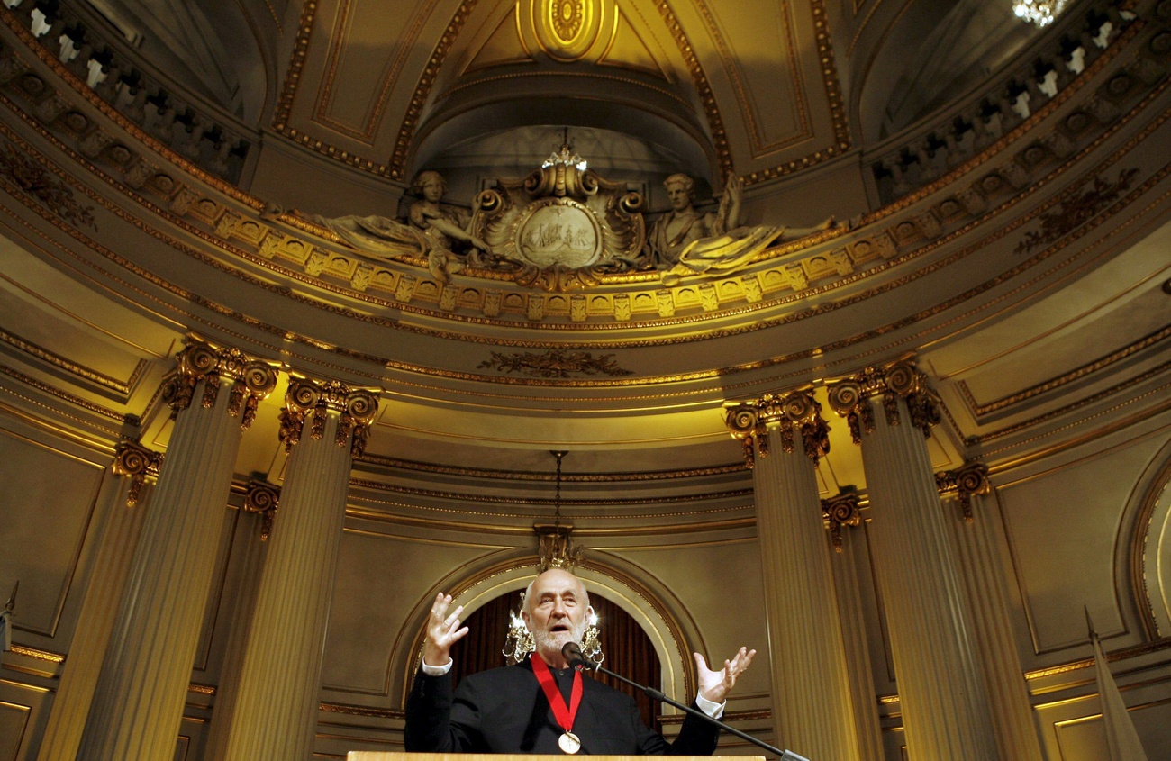 Zumthor delivers a speech after receiving the Prize Pritzker of Architecture 2009 during a ceremony held at 'Salon Dorado de la Legislatura' in Buenos Aires, Argentina, 29 May 2009.