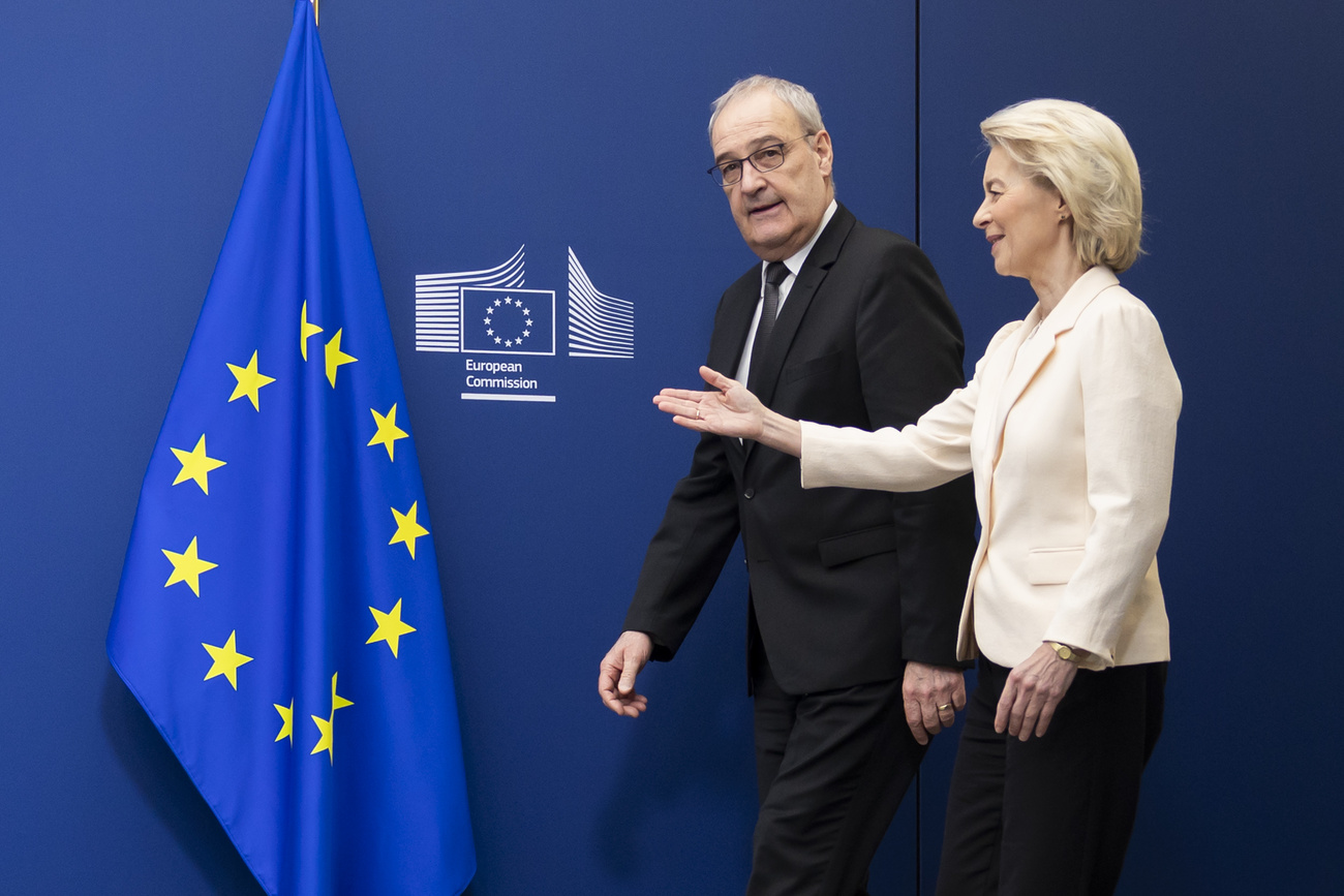 Due persone, bandiera dell'UE