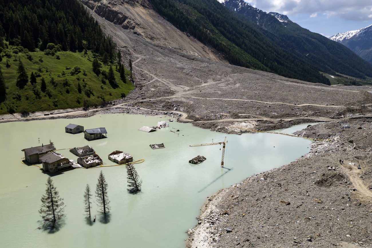 About 90% of the village, including 130 houses and the parish church, was buried. The debris blocked the Lonza River, creating a large lake.
