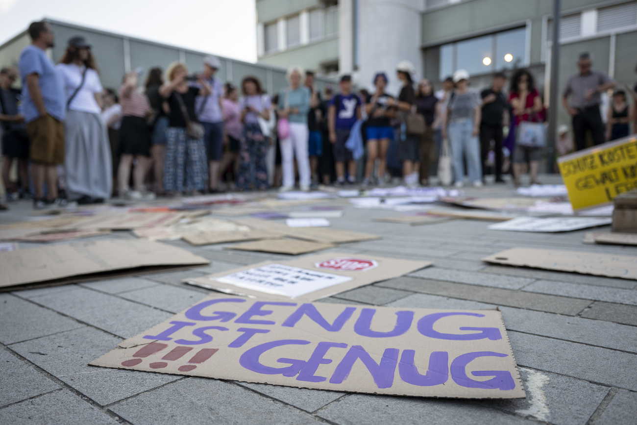 En juillet, des personnes ont participé à une veillée contre les violences sexuelles à Untersiggenthal, dans le canton d’Argovie.