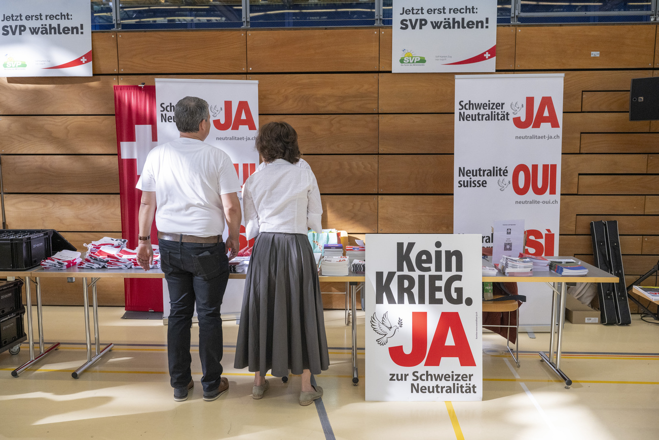 Documentation relative au vote sur l'initiative sur la neutralité lors d'une réunion de l'UDC.