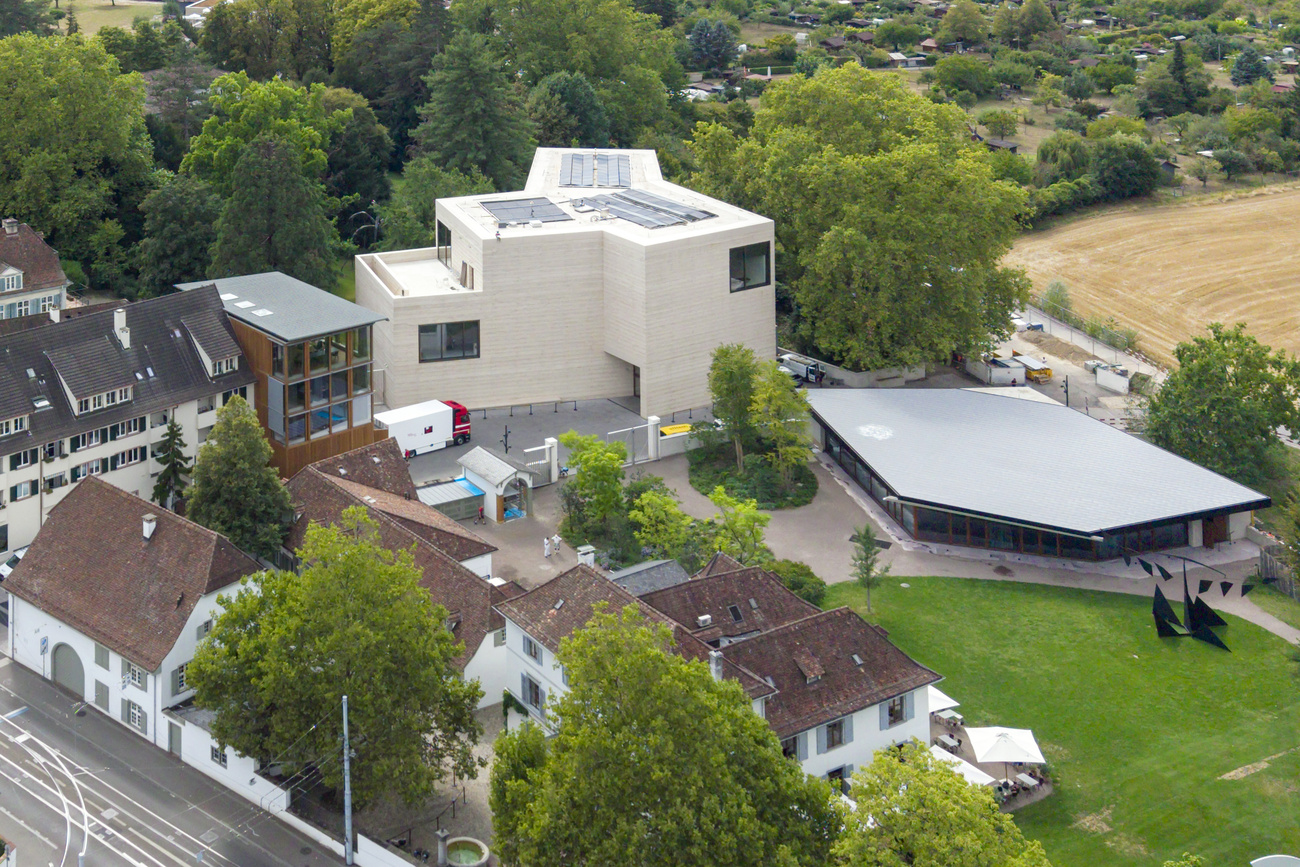 Aerial view of the extended Fondation Beyeler complex in Riehen, recently inaugurated. The complex comprises a single-storey pavilion, a new museum building and a service building for administration and logistics, seen from the right.