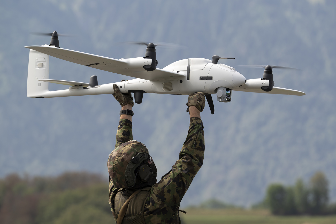 militare con drone