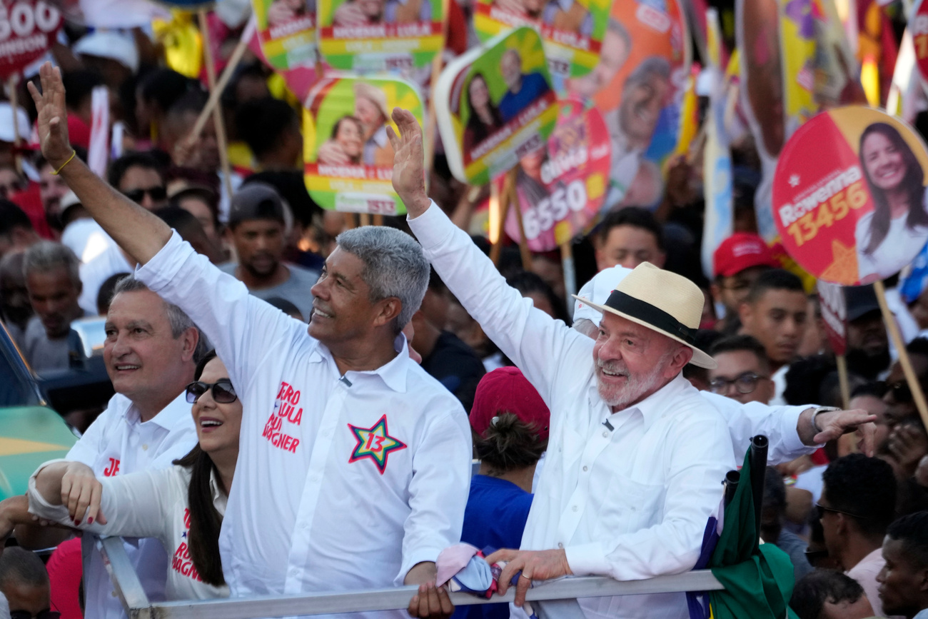 Dois homens acenando para uma multidão