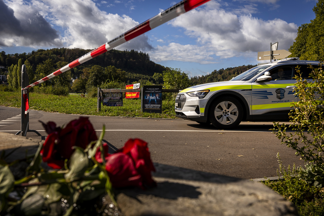 Fleurs et voiture de police à Aarau