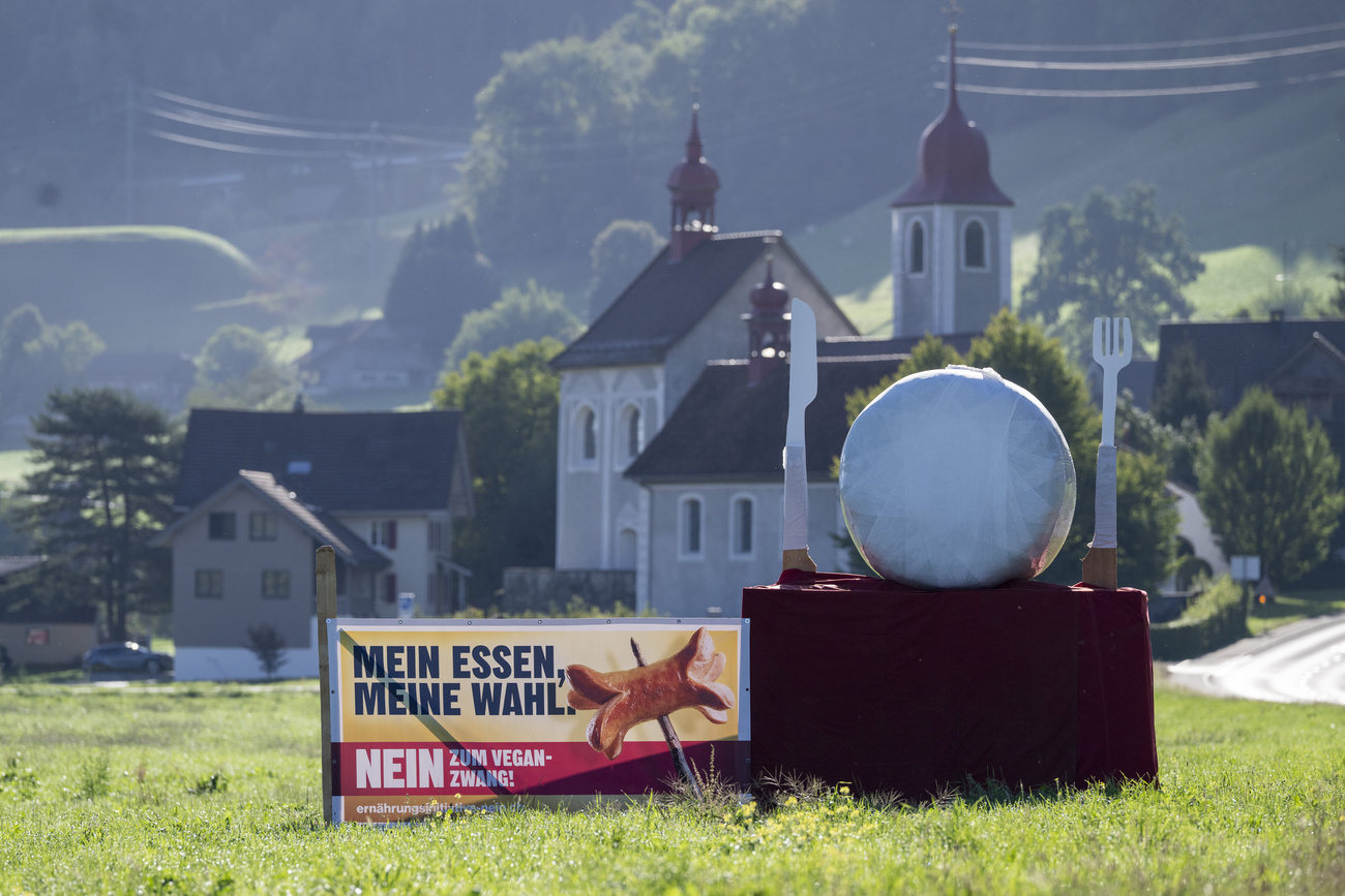 Ein Abstimmungsplakat wirbt fuer ein Nein zur Ernaehrungsinitiative