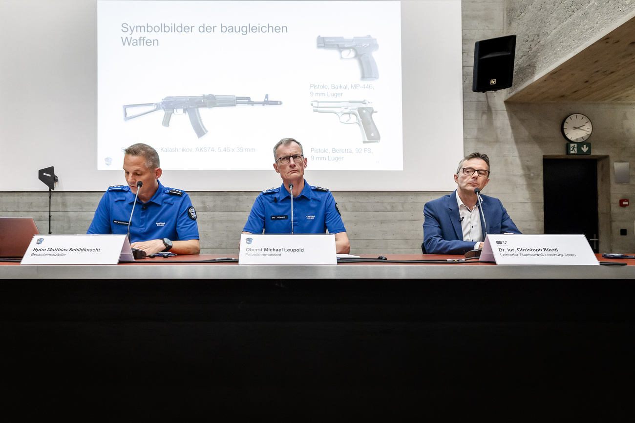 Alla conferenza stampa della polizia cantonale argoviese sono state mostrate armi dello stesso tipo di quelle usate dall'assalitore di Aarau.
