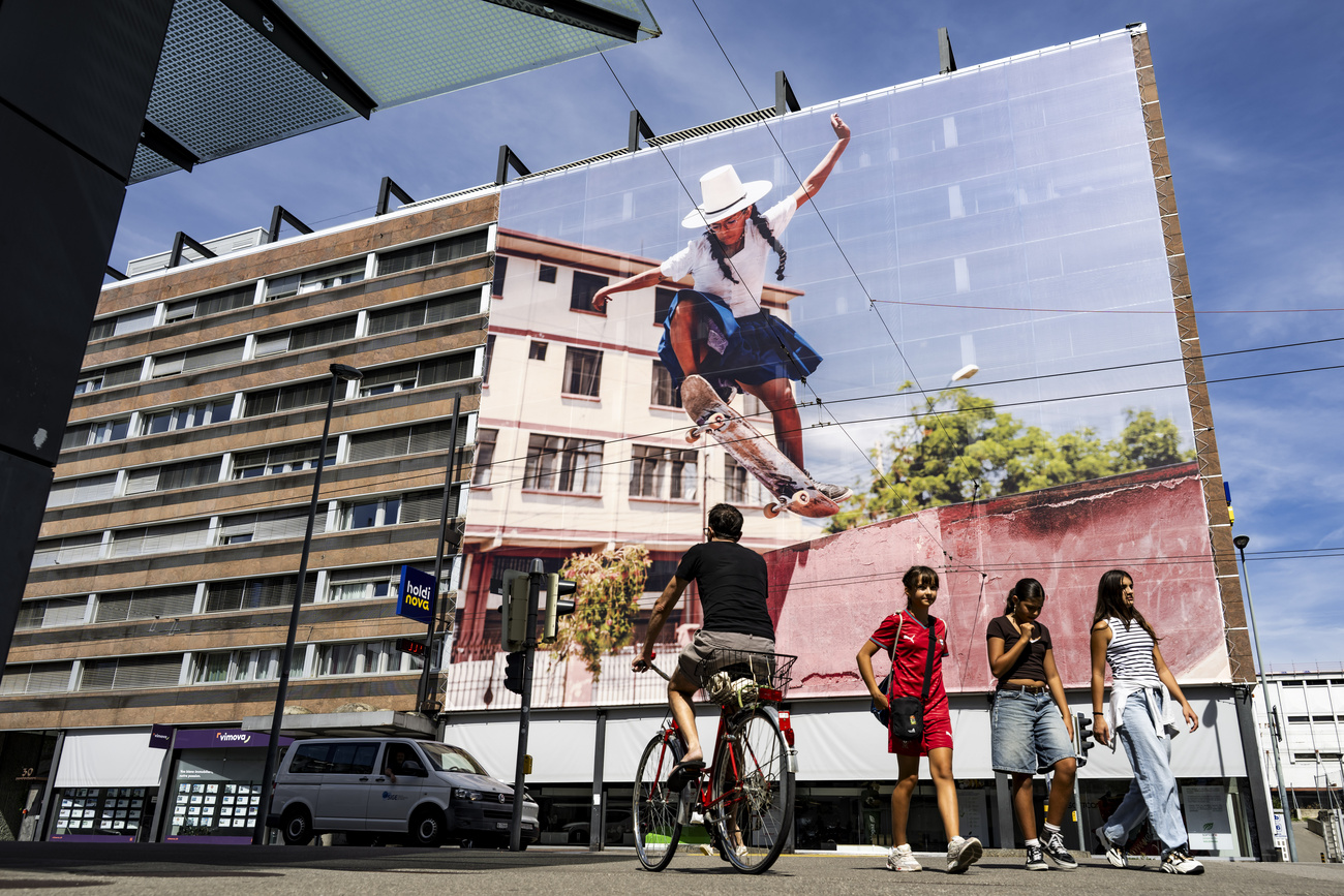 Una fotografia dell'artista brasiliana Luisa Dorr esposta su una facciata a Vevey
