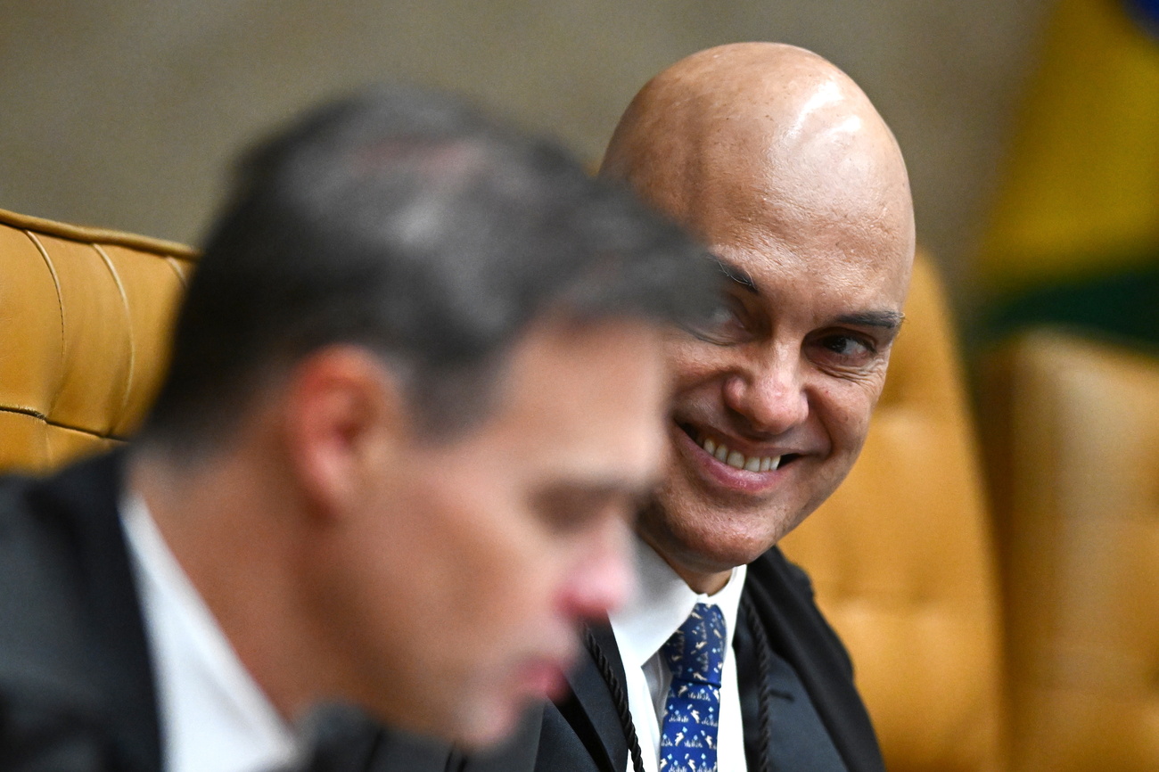 Dois homens e um olhando para o outro