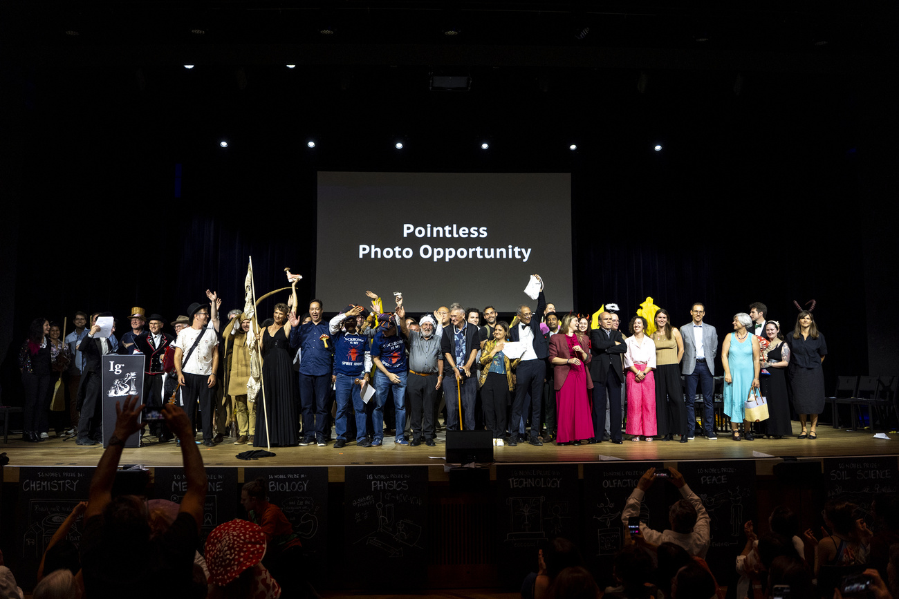 Gruppo di persone su un palco