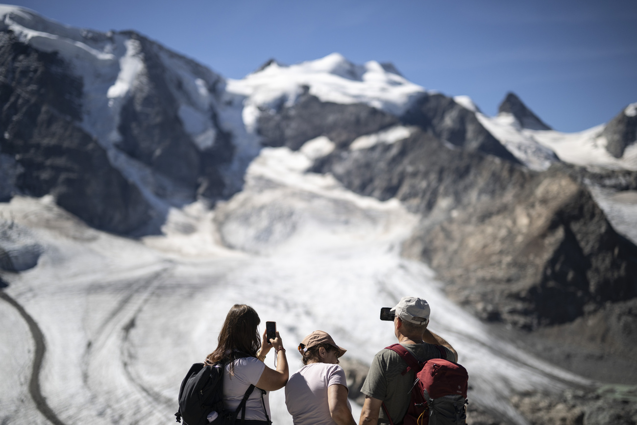 Turisti davanti al Ghiacciao dell'Aletsch.