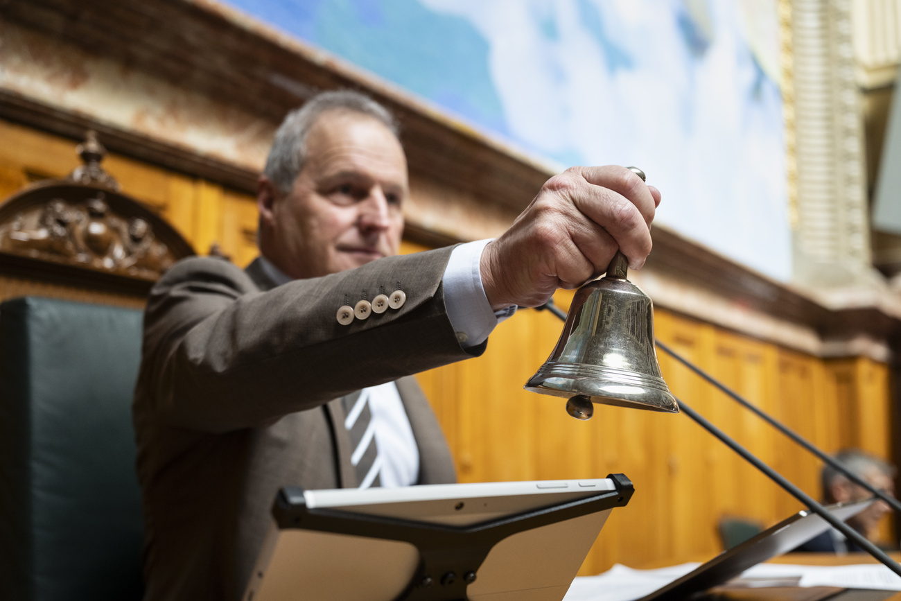 Pierre-André Page, presidente del Consiglio nazionale, suona il campanello per dare inizio alla prima seduta della sessione autunnale dell'Assemblea federale, lunedì.