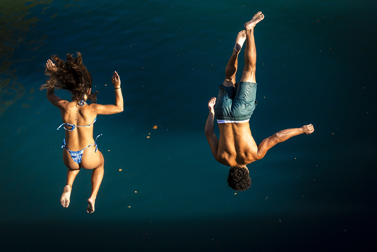 persone si tuffano in acqua