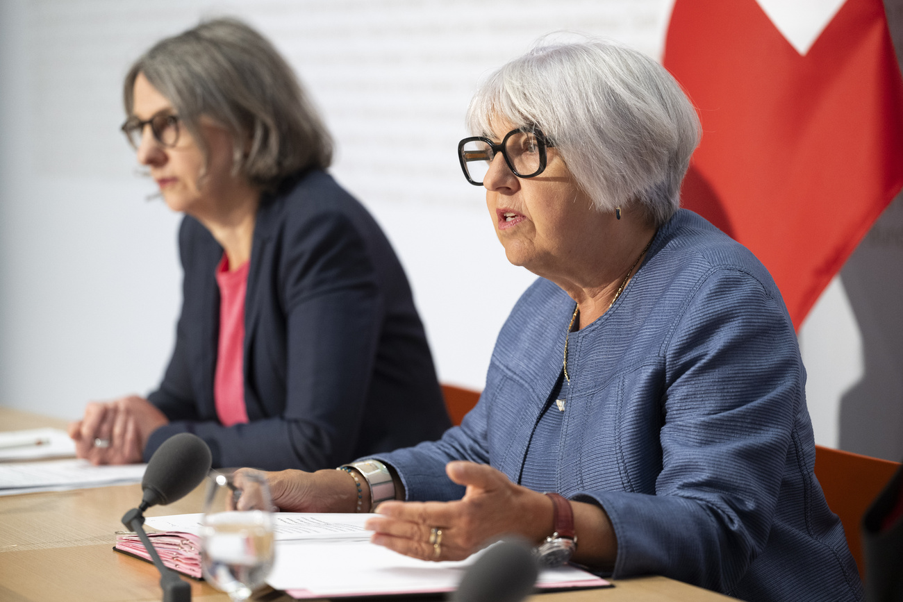 La consigliera federale Elisabeth Baume-Schneider (a destra) e la direttrice dell’UFSP Anne Levy annunciano l’aumento dei premi.