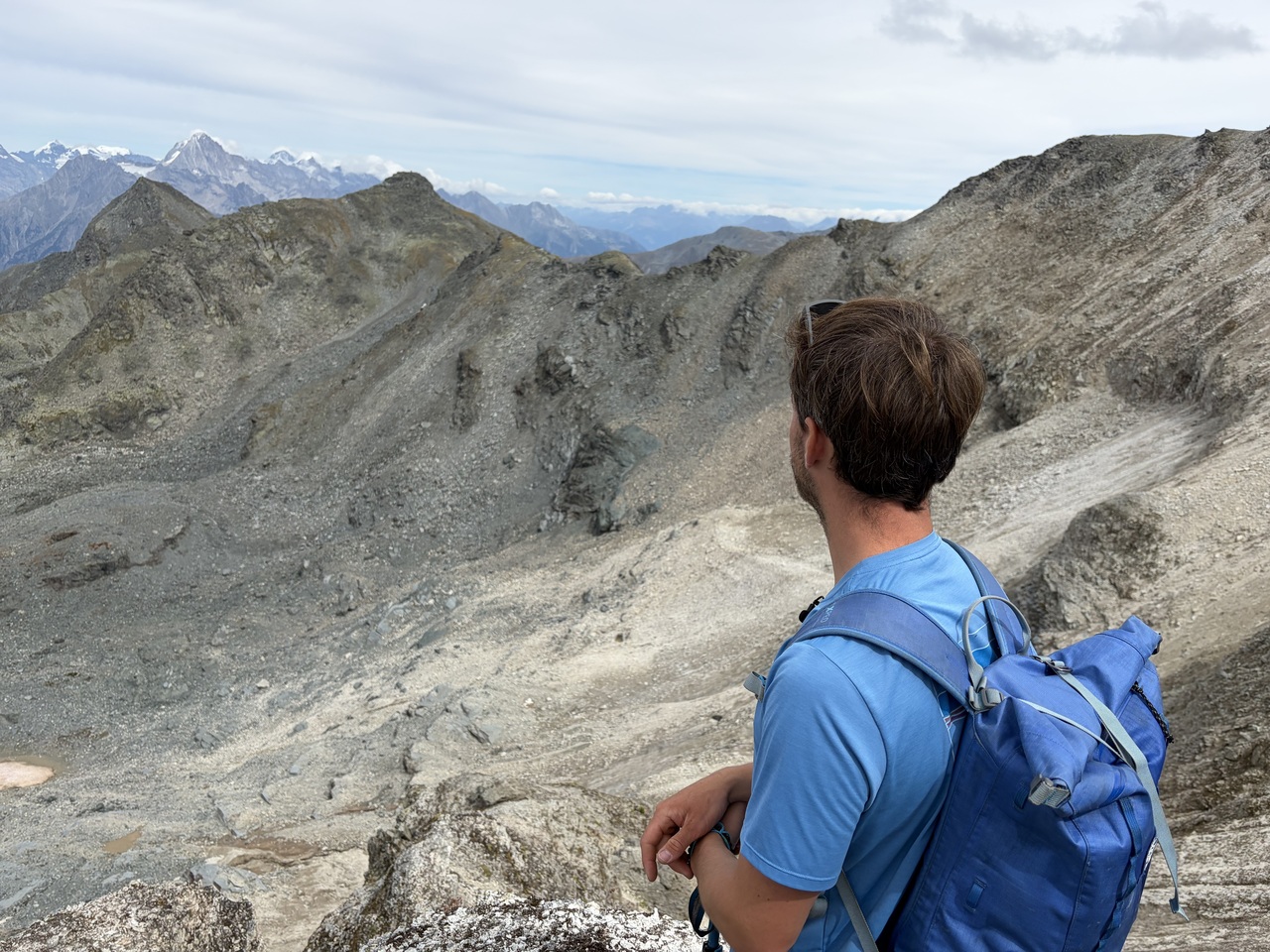 Mann vor einer felsigen Landschaft