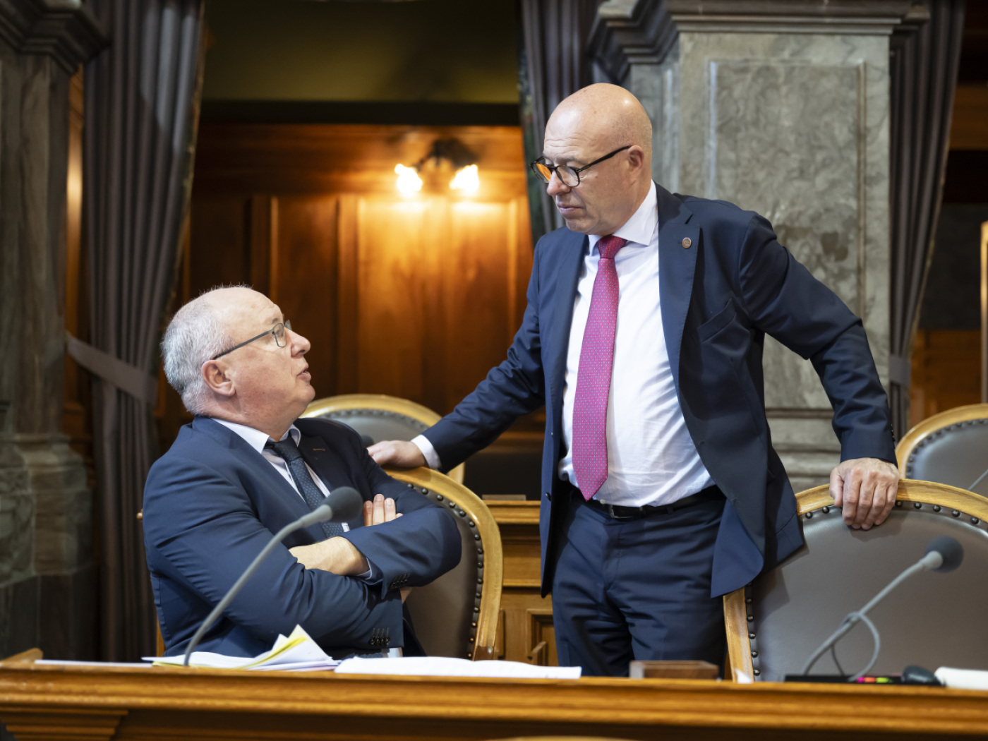 fabio regazzi parla con un altro parlamentare