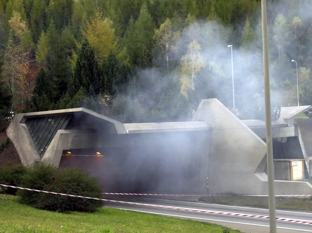 Horas después del accidente, sigue saliendo humo por la entrada sur del que por entonces era el segundo túnel de carretera más largo del mundo.