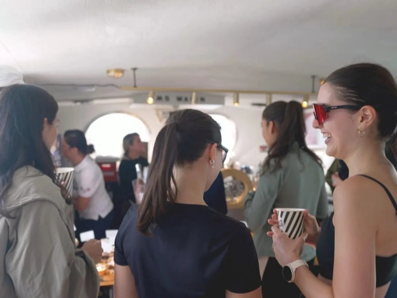 Cappuccino statt Alkohol an einem «Coffee Rave» auf einem Boot.