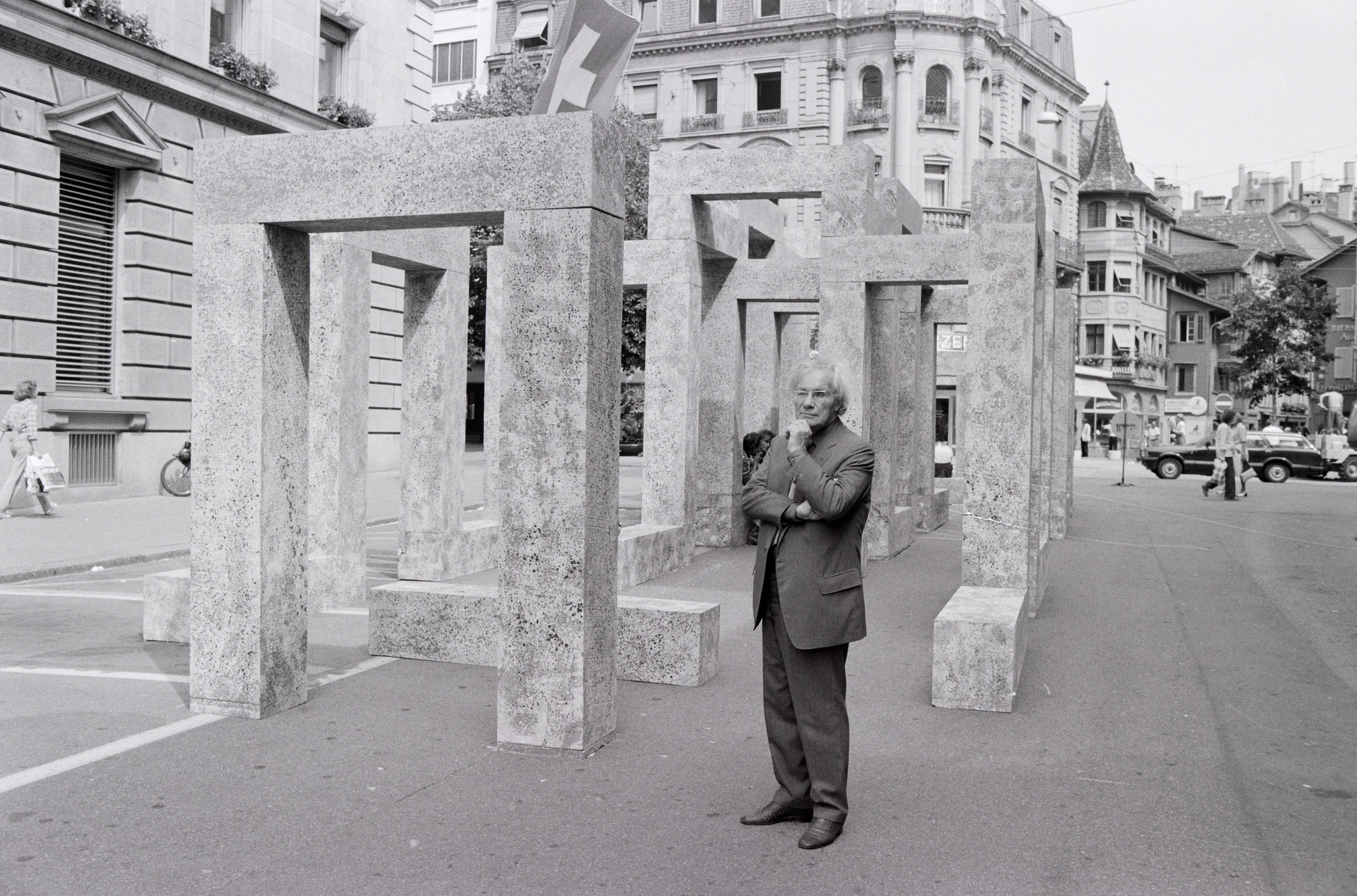 Max Bill vor seiner "Pavillon-Skulptur", (1979-1983) an der Zürcher Bahnhofstrasse.